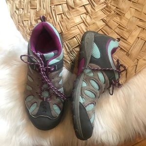Size 7M in women’s Merrell Go Dry hiking Shoe